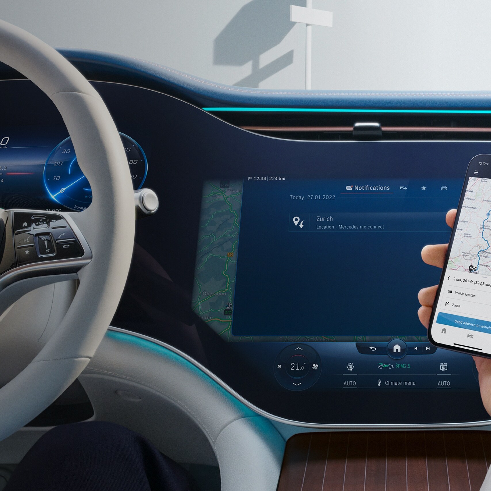 Một người đàn ông đang mở ứng dụng Mercedes-Benz trên smartphone của mình.