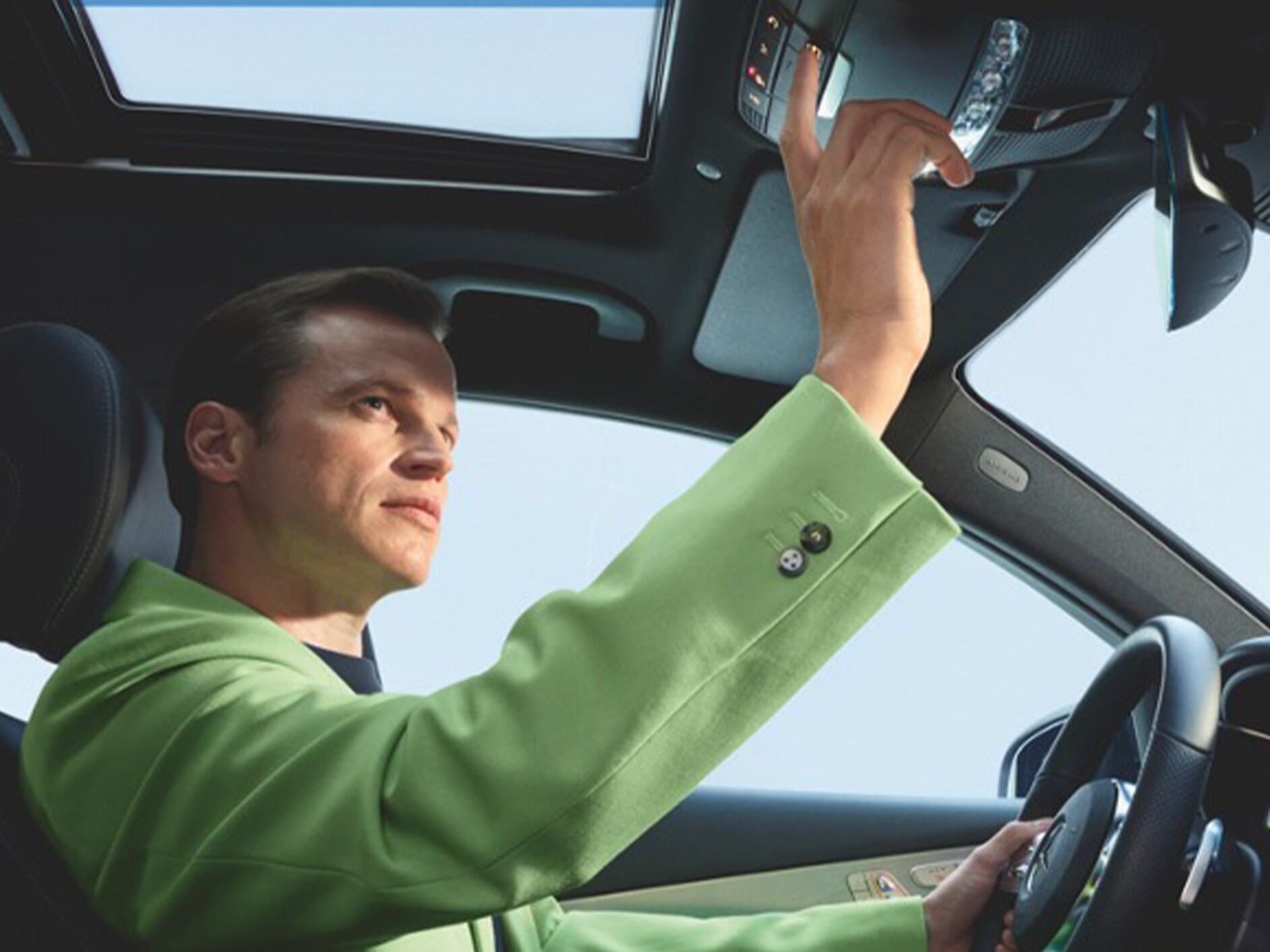 Hệ thống cuộc gọi khẩn cấp của Mercedes-Benz là một phần của trang bị tiêu chuẩn của các tính năng bổ sung kỹ thuật số của Mercedes-Benz.