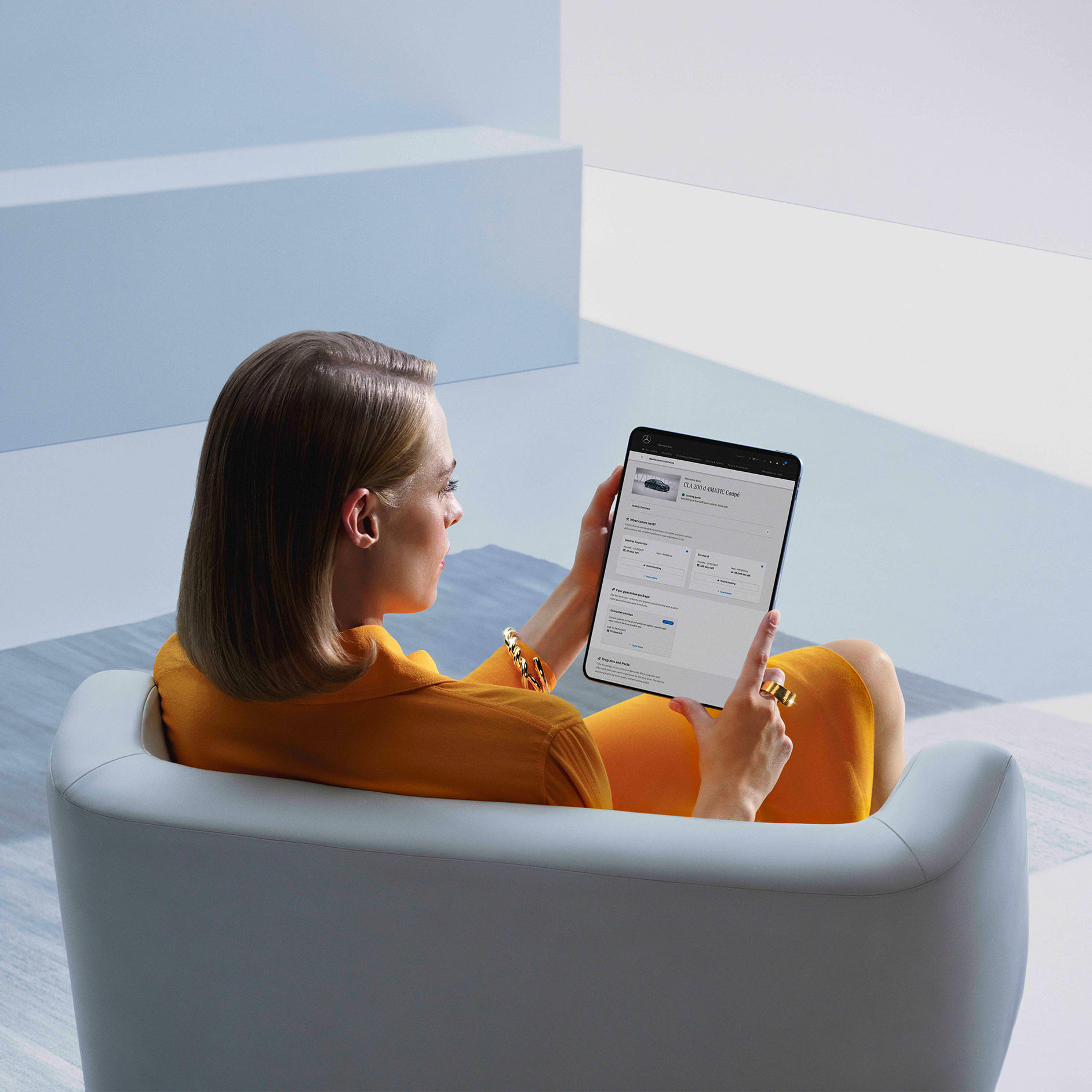 Remote Retrieval of Vehicle Status | Standard Equipment | Mercedes-Benz The Remote Retrieval of Vehicle Status as part of the Standard Equipment of the Digital Extras of Mercedes-Benz.