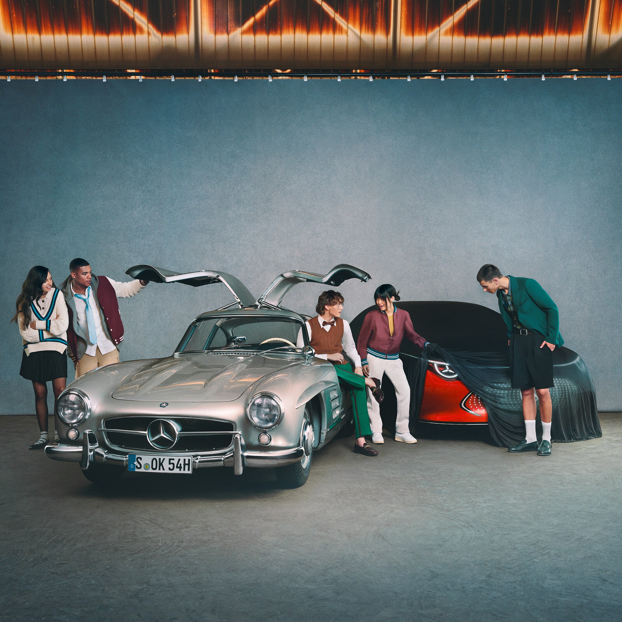 Hình ảnh phía trước của những chiếc xe Mercedes-Benz.