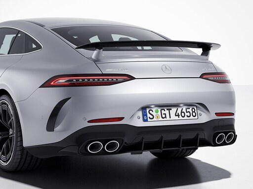 Mẫu xe Mercedes-AMG GT Coupé 4 cửa với gói khí động học AMG khi nhìn chếch từ phía trước.