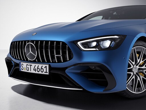 Mẫu xe Mercedes-AMG GT Coupé 4 cửa với gói ngoại thất Crôm AMG khi nhìn chếch từ phía trước.