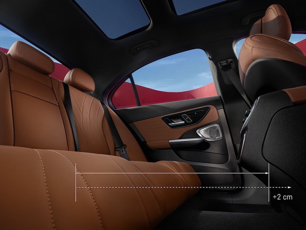 Góc nhìn động của xe Mercedes-Benz C-Class Saloon (hình chụp khi lái) hoặc khi đang ở trạm nạp điện.