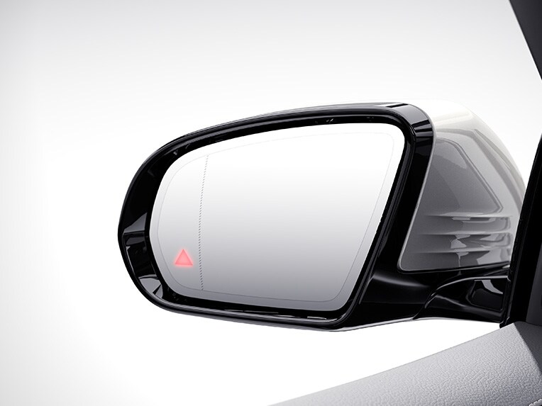 Hệ thống hỗ trợ điểm mù của E-Class Saloon của Mercedes-Benz.