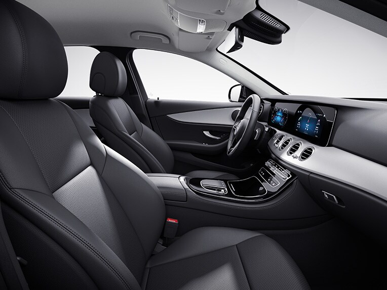 Nội thất xe Mercedes-Benz E-Class Saloon với trang bị tiêu chuẩn.