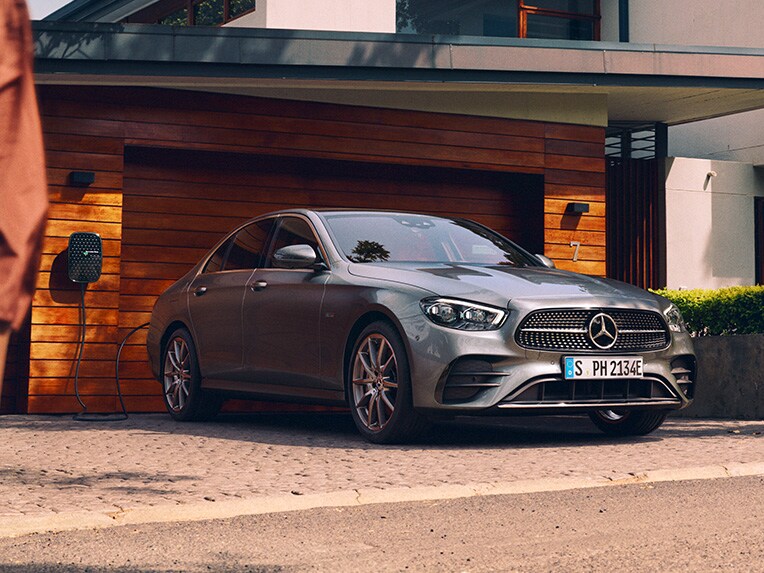 Xe Mercedes-Benz E-Class Plug-in-Hybrid nhìn chếch từ phía trước.