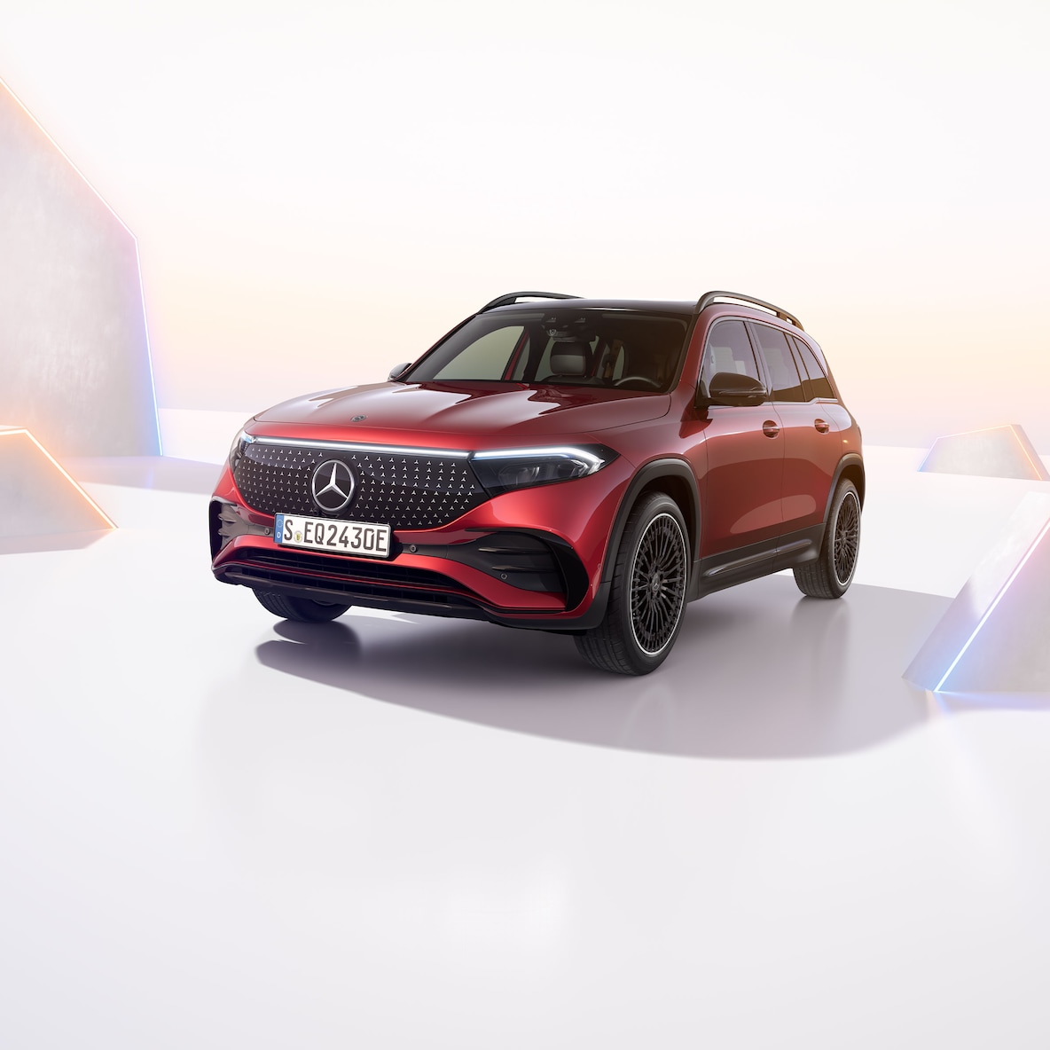 Xe Mercedes-Benz EQB nhìn chếch từ phía trước.