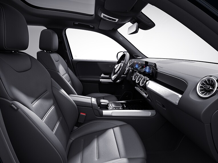 Nội thất của Mercedes-Benz EQB với AMG Line bao gồm tay lái thể thao đa chức năng bọc da Nappa với thiết kế 3 chấu.