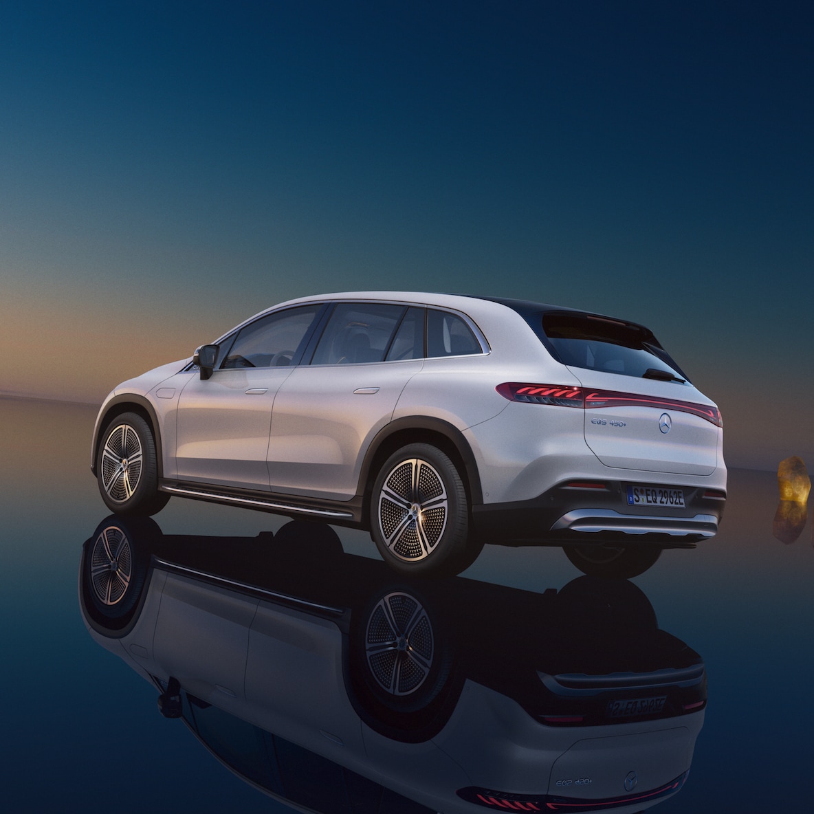 Xe Mercedes-Benz EQS SUV từ góc nhìn của người lái.