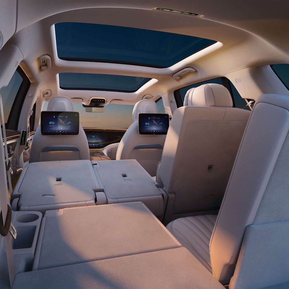 Góc nhìn về hai hàng ghế sau của xe EQS SUV khi cửa sau mở.