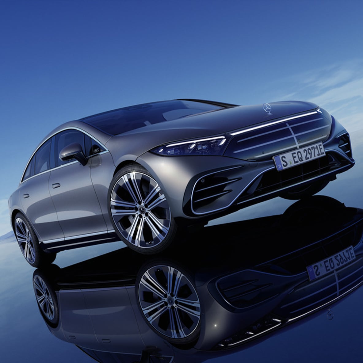 Xe EQS Saloon của Mercedes-Benz nhìn chếch từ phía đầu xe.