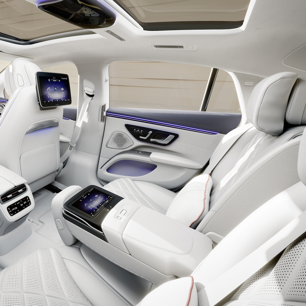 Khoang hành khách phía sau trong xe EQS Saloon của Mercedes-Benz.