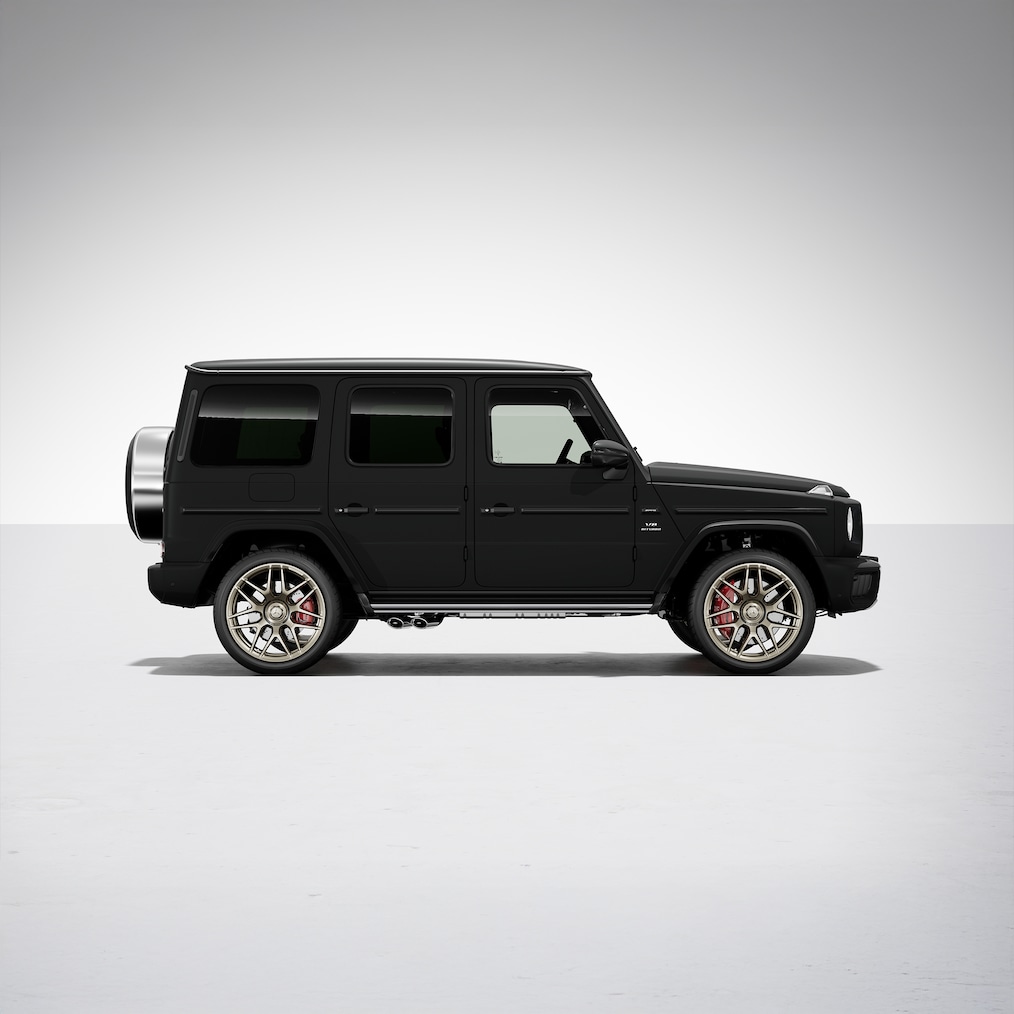 Xe Mercedes-AMG G 63 với gói AMG Performance nhìn từ bên hông.