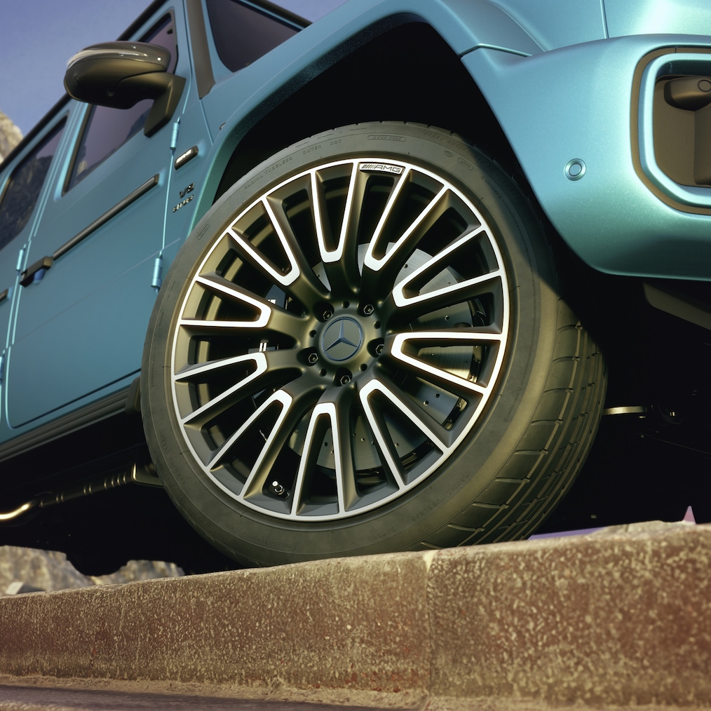 Hình ảnh cận cảnh bánh xe thép rèn AMG có thiết kế chấu chữ thập ở xe Mercedes-AMG G 63 (RG4).