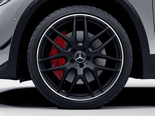 Bánh xe bằng hợp kim nhẹ AMG 53,3 cm (21") với thiết kế chấu chữ thập.