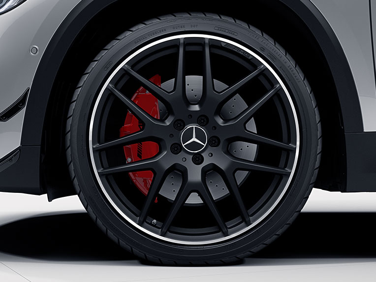 Bánh xe bằng hợp kim nhẹ AMG 53,3 cm (21") với thiết kế chấu chữ thập | GLA | Mercedes-AMG Bánh xe bằng hợp kim nhẹ AMG 53,3 cm (21") với thiết kế chấu chữ thập.