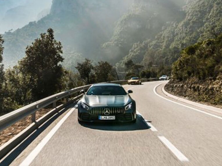 Xe Mercedes-AMG GT R từ góc nhìn phía trước, đang chạy trên đường.