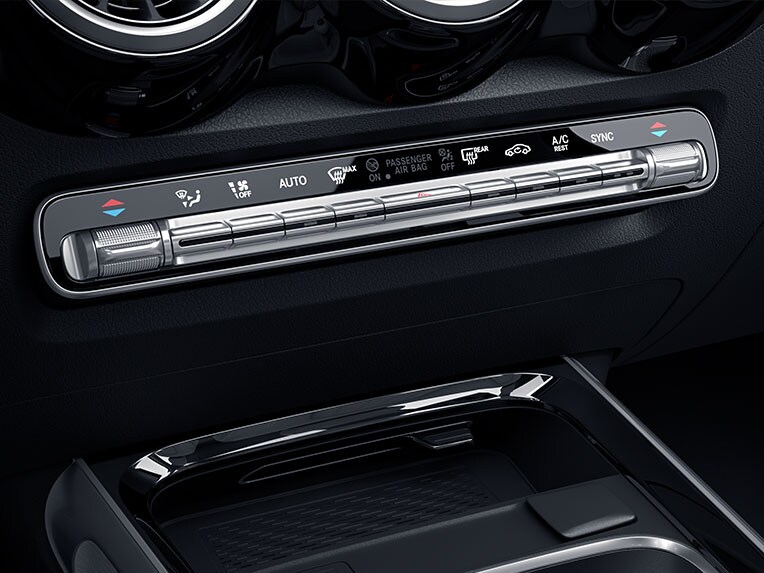 The image shows the THERMOTRONIC automatic climate control system in the Mercedes-Benz GLB.