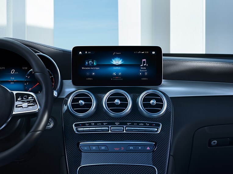 The media display with smartphone integration in the GLC Coupé.