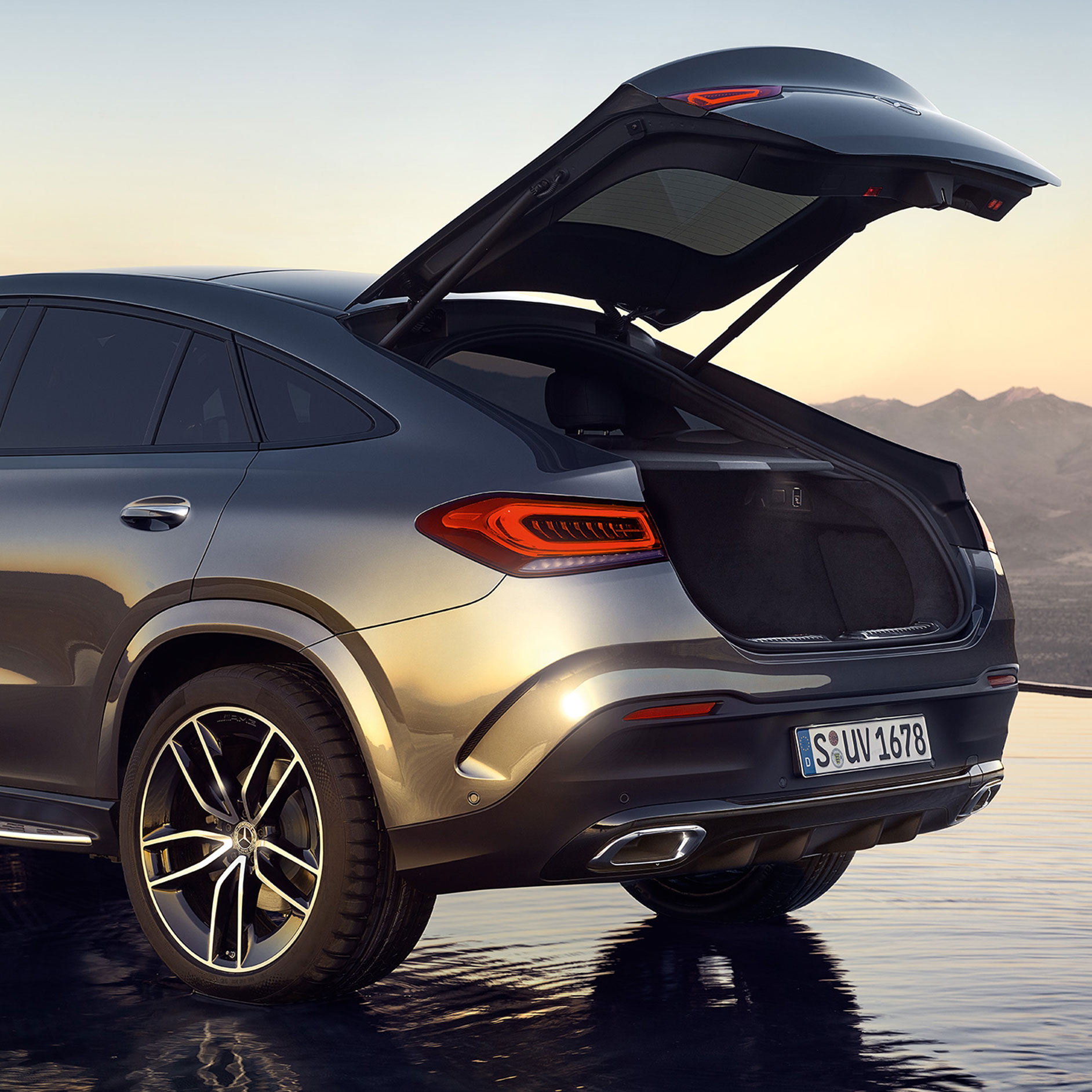Functionality | GLE Coupé | Mercedes-Benz The rear view of the Mercedes-Benz GLE Coupé with the boot open.
