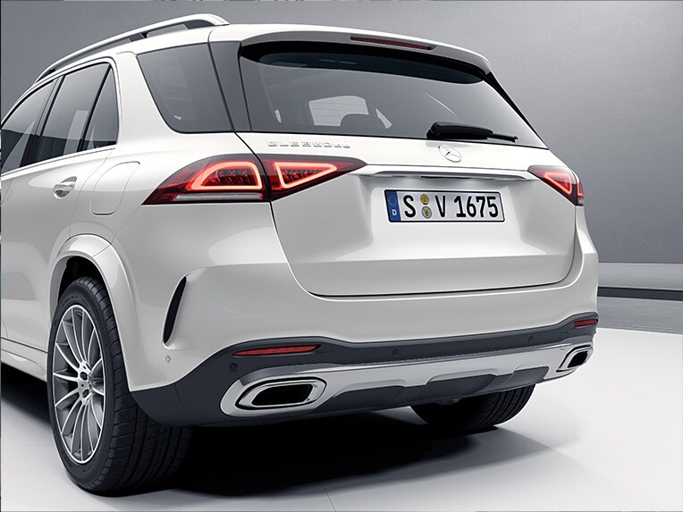 The Mercedes-Benz GLE as a plug-in hybrid with the 350 de 4MATIC engine in a rear view.