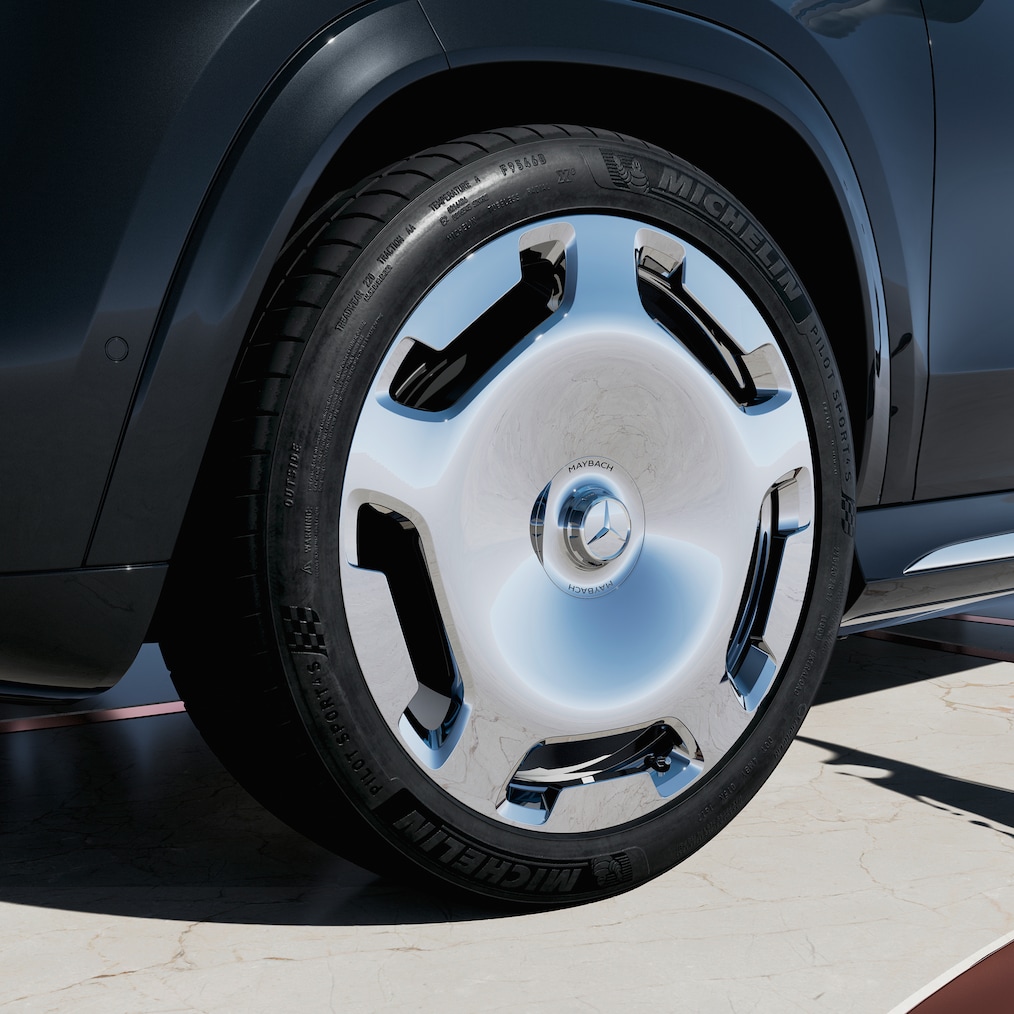 View from above of the exclusive Maybach R53 wheel.