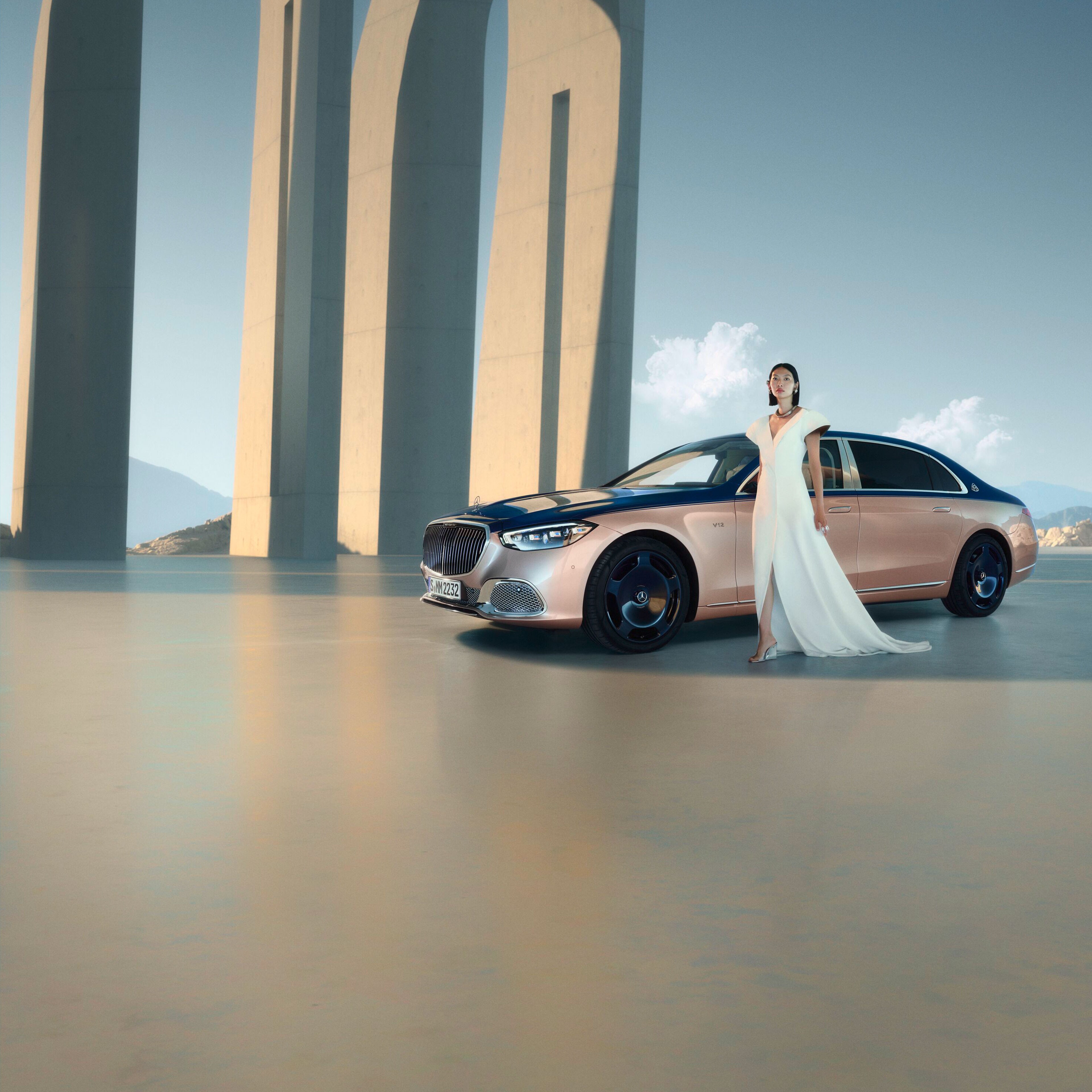 Một chiếc Mercedes-Maybach với sơn phun hai màu ở các góc nhìn khác nhau.