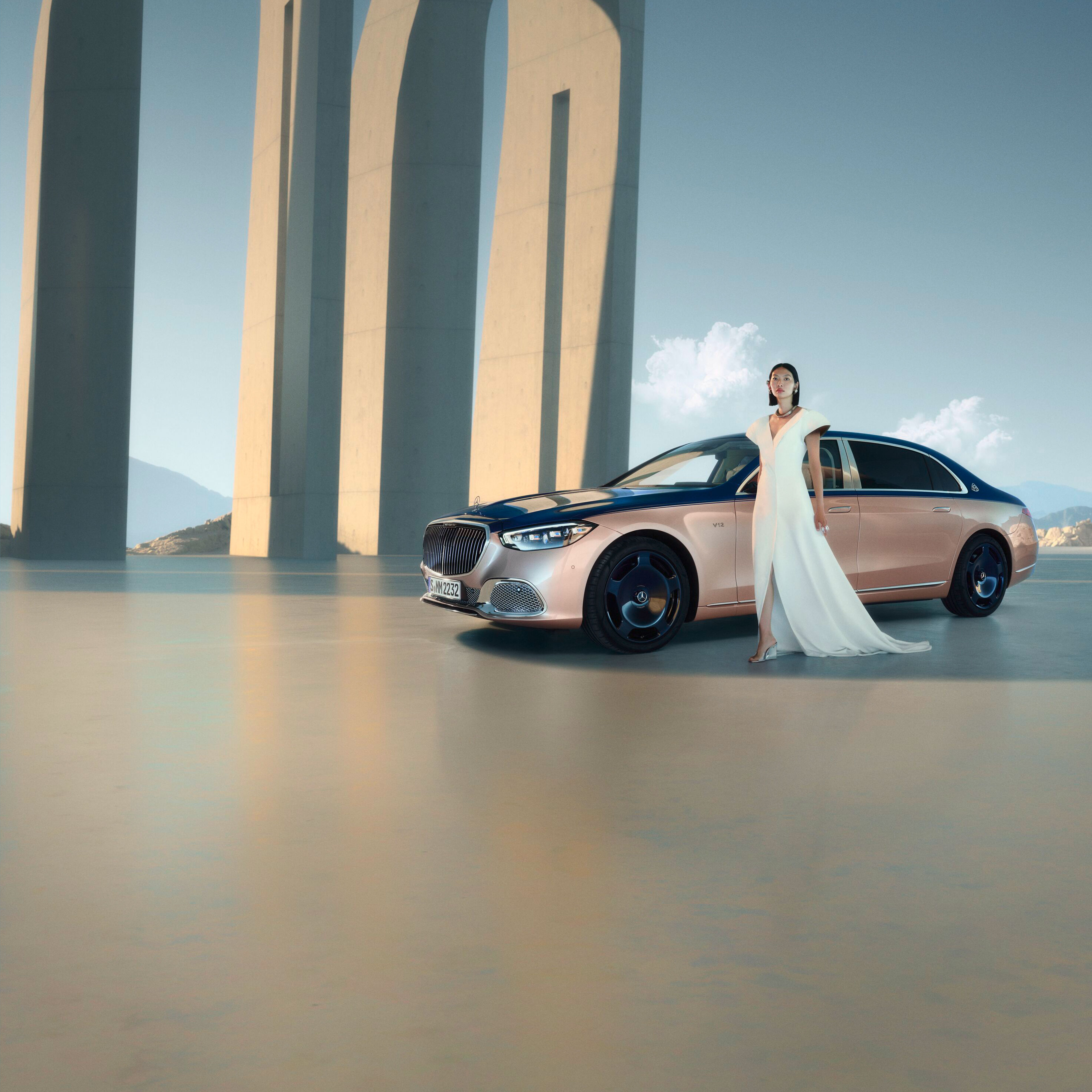 Thương hiệu | Mercedes-Maybach Một chiếc Mercedes-Maybach với sơn phun hai màu ở các góc nhìn khác nhau.