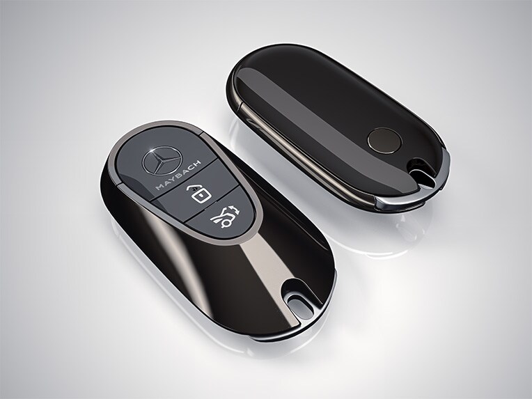 Chìa khóa xe màu đen bóng với viền trang trí mạ crôm bóng loáng của xe Mercedes-Maybach EQS SUV.