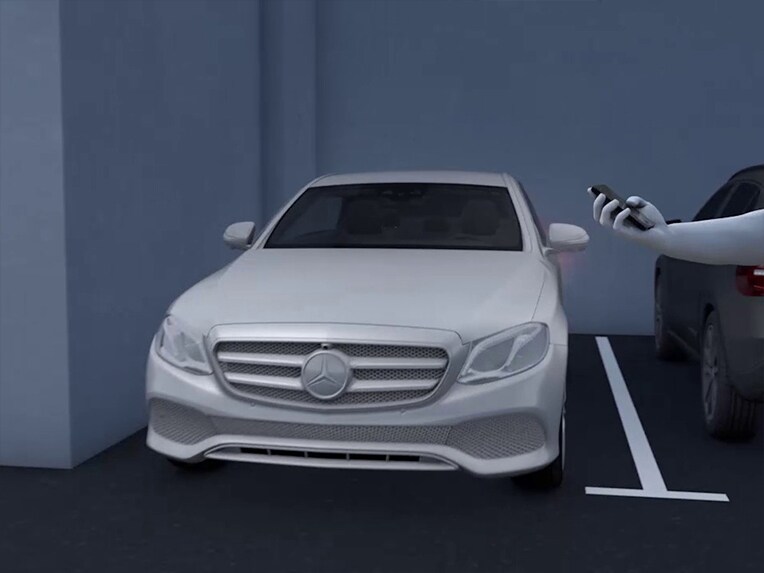 Hình ảnh minh họa hệ thống hỗ trợ đỗ xe tự động từ xa của xe Mercedes-Maybach EQS SUV.
