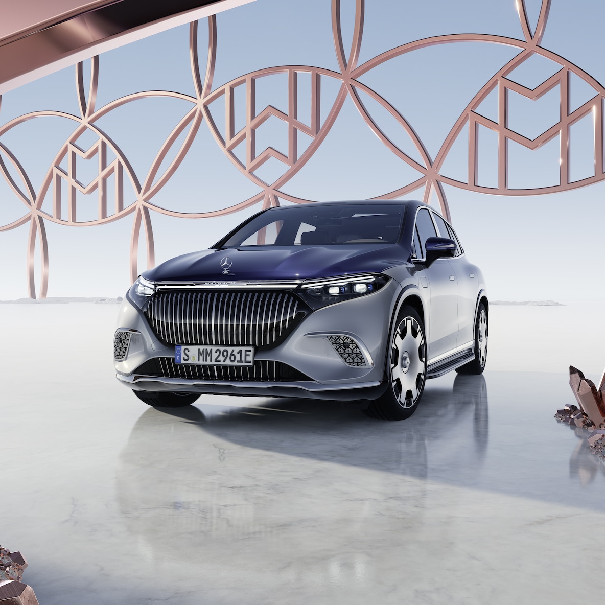 Xe Mercedes-Maybach EQS SUV với lớp sơn hai tông màu Maybach nhìn từ phía trước.