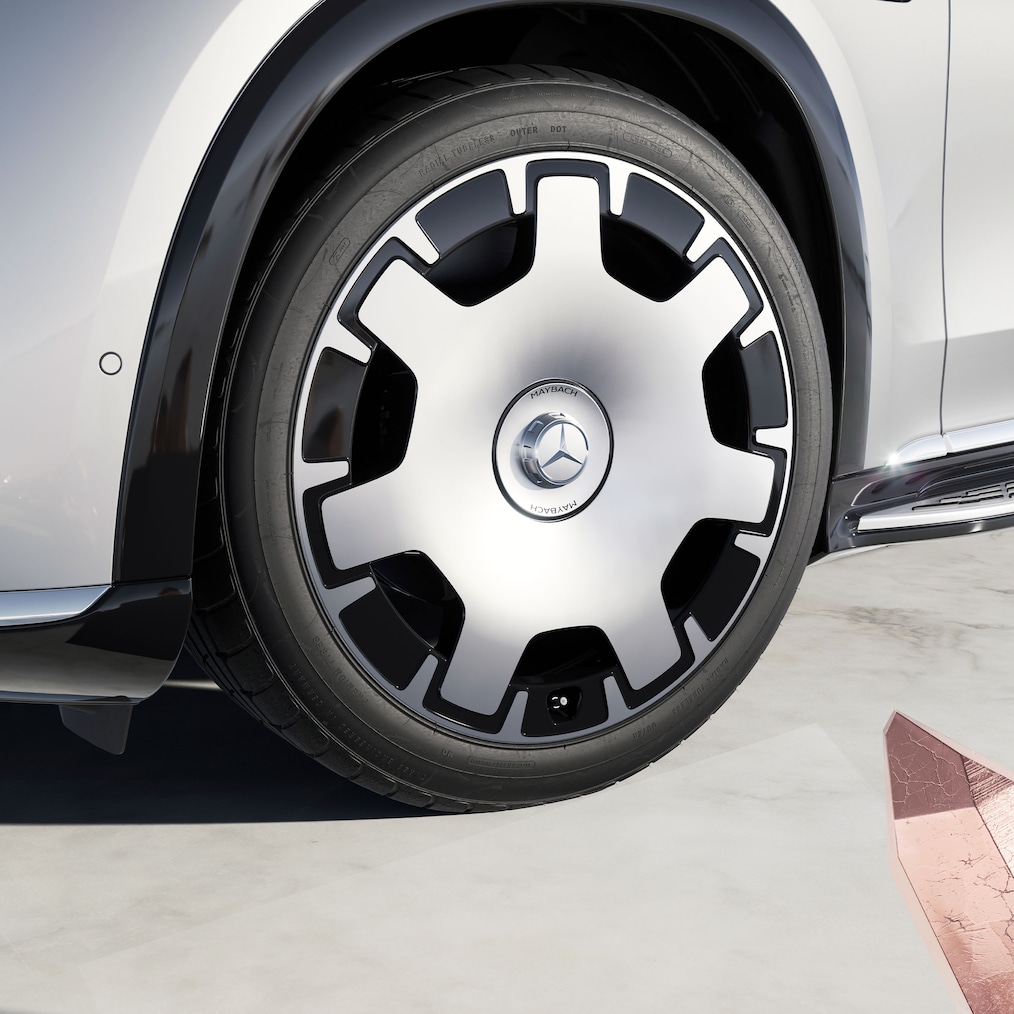 Hình ảnh cận cảnh bánh trước bên trái (bánh xe thép rèn Maybach 5 lỗ 53,3 cm (21 inch), 88R).