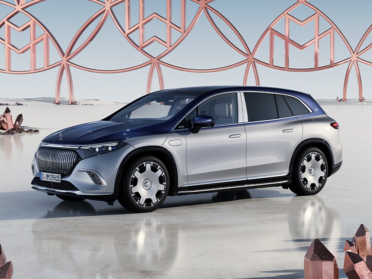 Xe Mercedes-Maybach EQS SUV nhìn chếch từ phía trước.