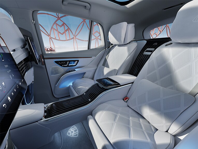 Nội thất của xe sang Mercedes-Maybach EQS SUV với chất liệu da được xử lý bền vững.