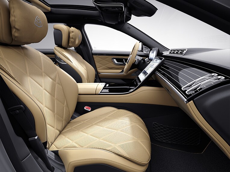 The MANUFAKTUR interior package in the cockpit of the Mercedes Maybach S-Class.