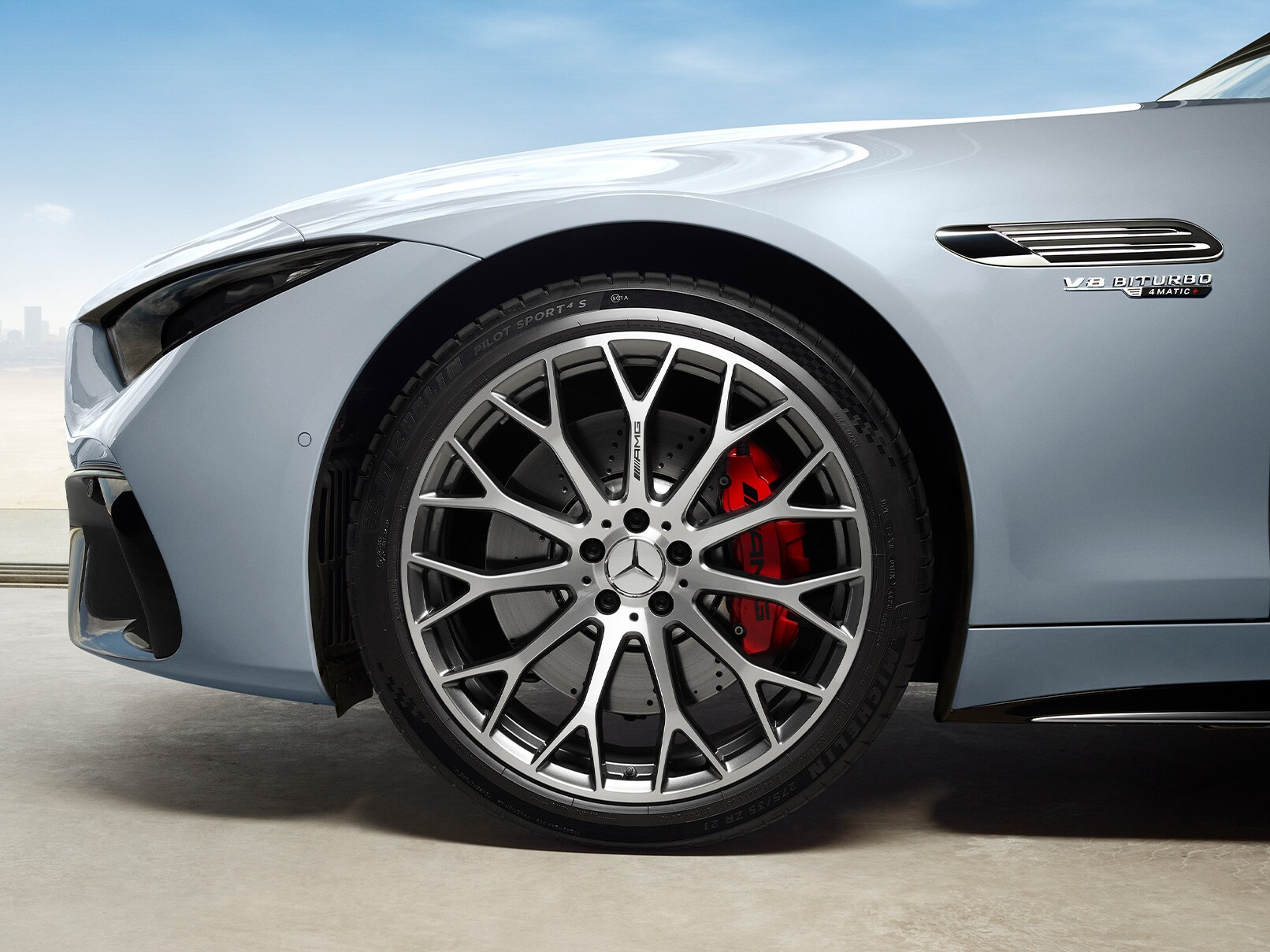 Xe Mercedes-AMG SL Roadster nhìn từ bên hông.