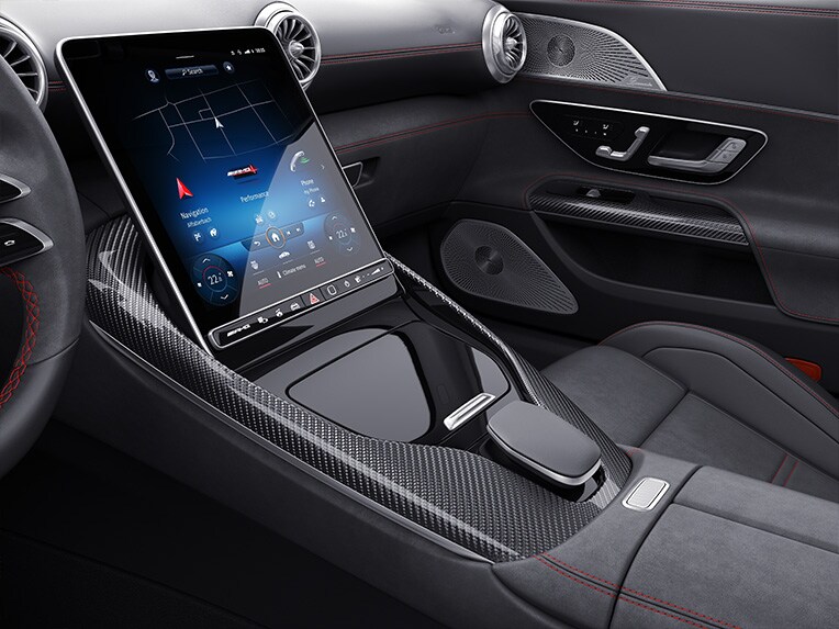 Chi tiết trang trí carbon MANUFAKTUR trong xe Mercedes-AMG SL Roadster.