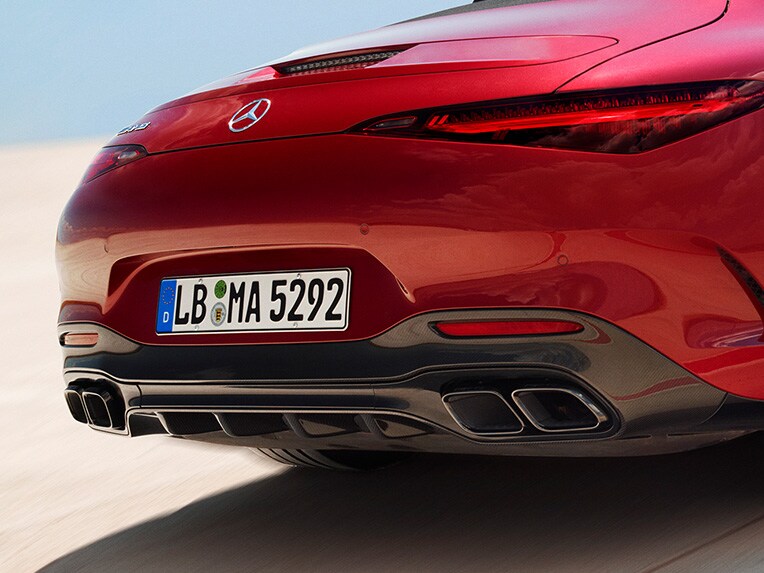 Xe Mercedes-AMG SL Roadster nhìn từ phía sau.