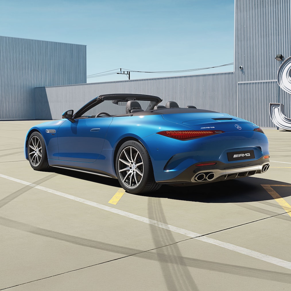 Mercedes-AMG SL Roadster với mui xếp mềm đang mở, nhìn từ trên cao.