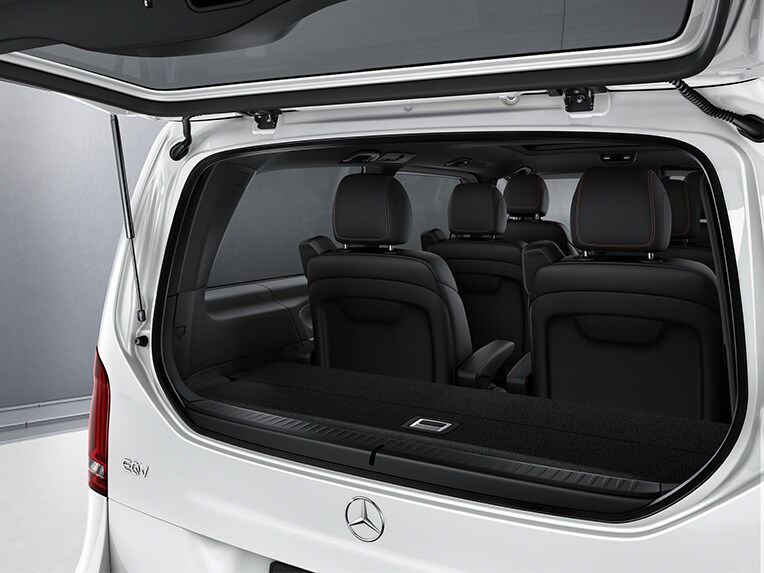 The separately opening rear window makes it possible to manually open and close the rear window independently of the tailgate.