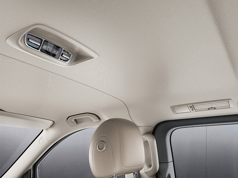 The TEMPMATIC semi-automatic air conditioning system in the rear pampers your passengers with pleasant climate comfort.