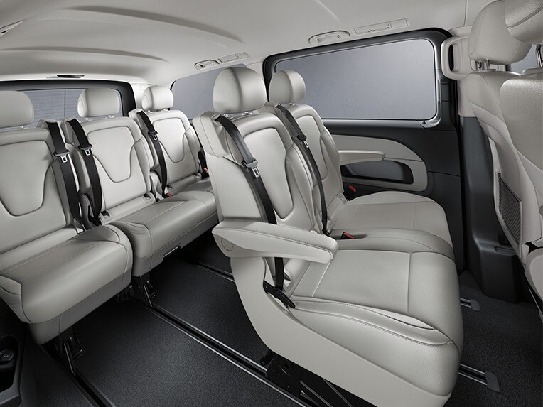 On the 2-seater comfort bench seat in the 1st or 2nd row of the passenger compartment, 2 persons enjoy especially comfortable seating.