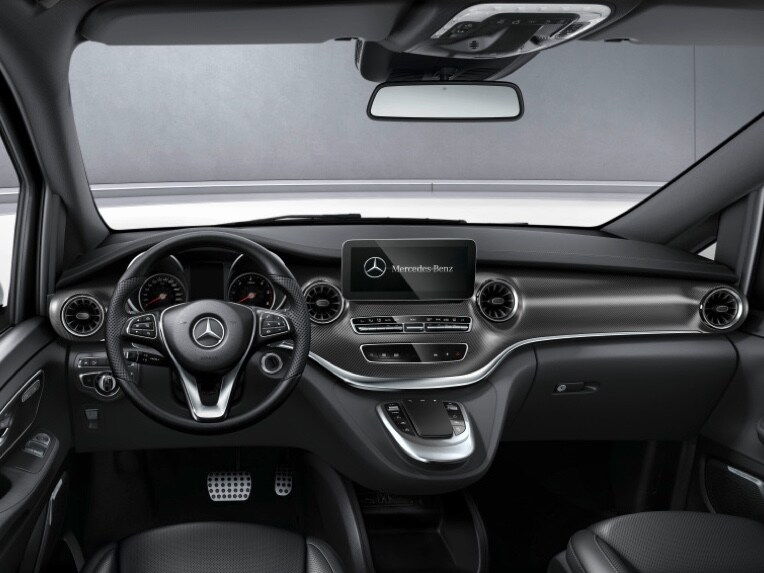 Typical AMG elements and high-quality details on the vehicle exterior and interior enhance its sporty nature and boost individuality.