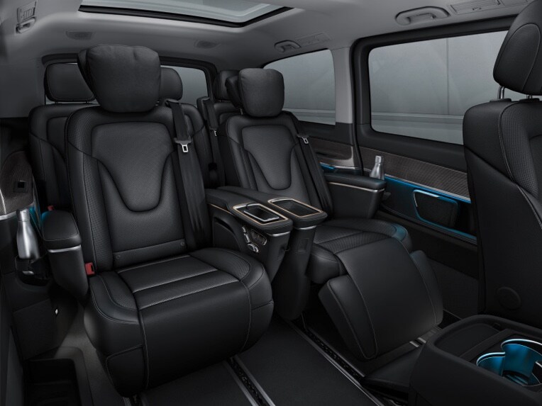Relax, recover, feel good: the luxury seat indulges the rear passengers with exceptional comfort.