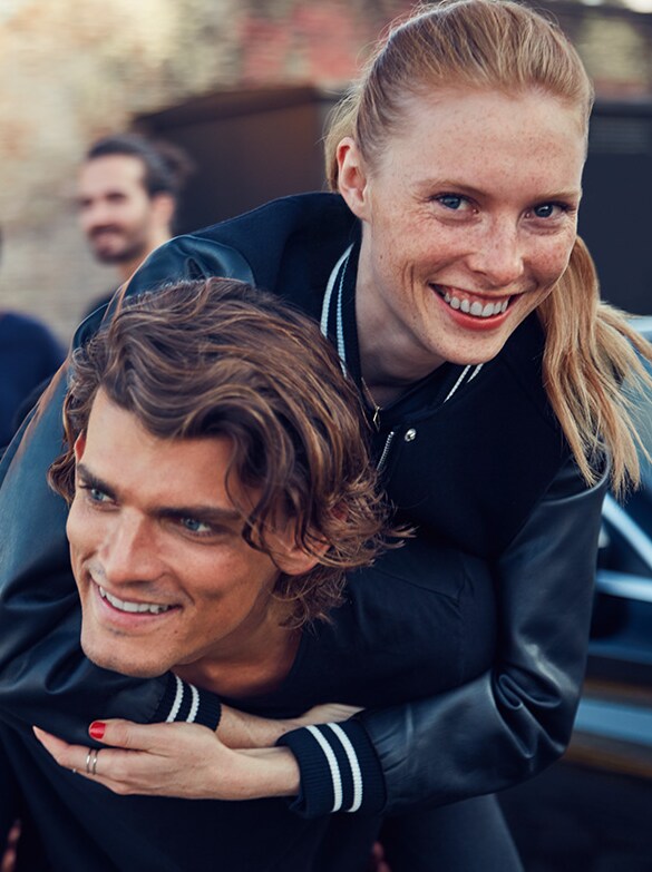 Mehrere Personen, die aus einem Mercedes-Benz Fahrzeug aussteigen.