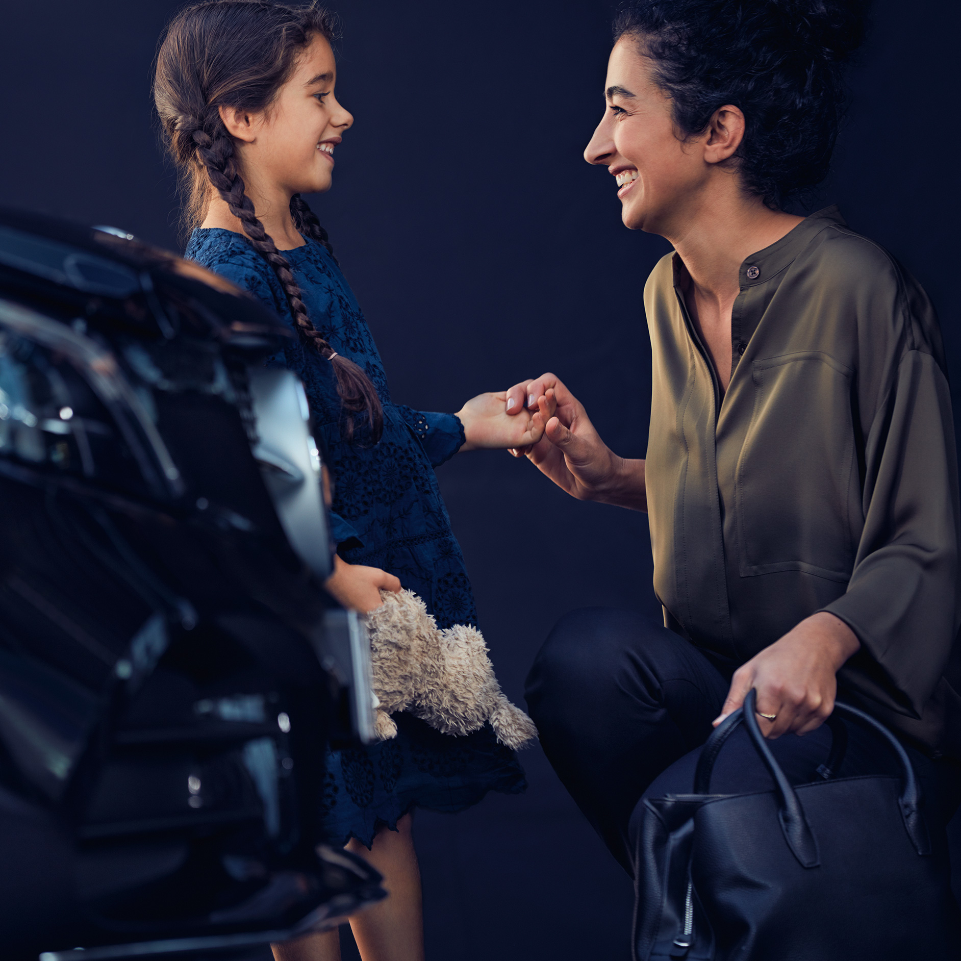 Versicherung | Financial Services | Mercedes-Benz Ein Kind und eine Frau vor einem Mercedes-Benz Fahrzeug.