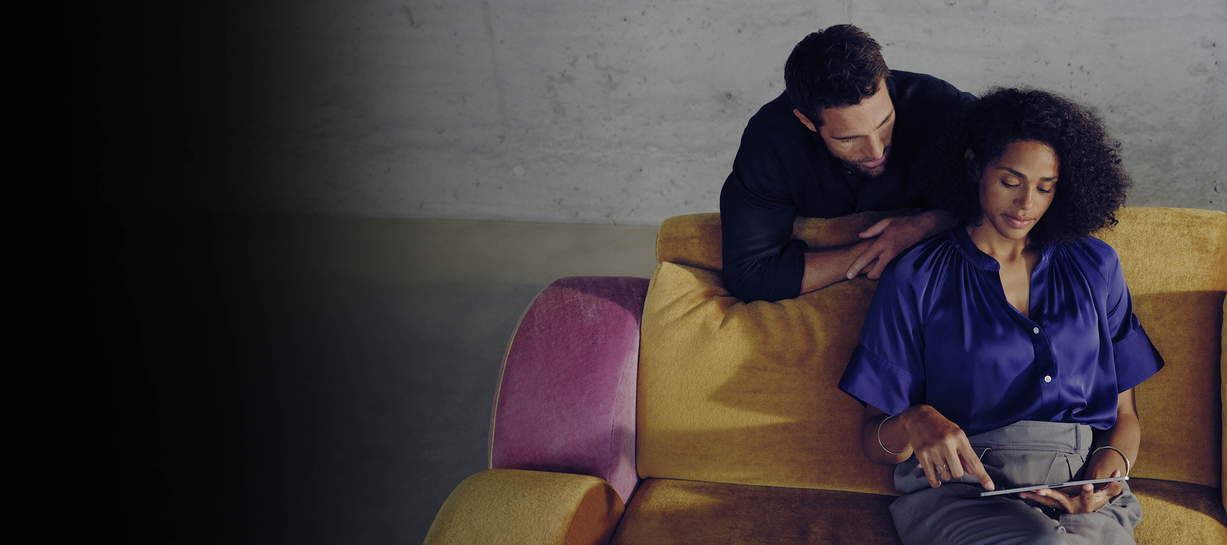 Overview | Financial Services | Mercedes-Benz Husband and wife looking at a tablet together