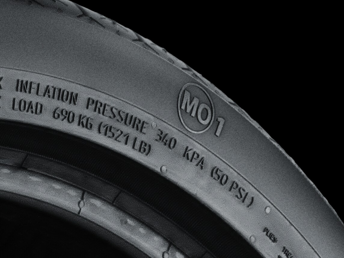 Hình ảnh cận cảnh lốp xe chính hãng Mercedes-Benz MO1.