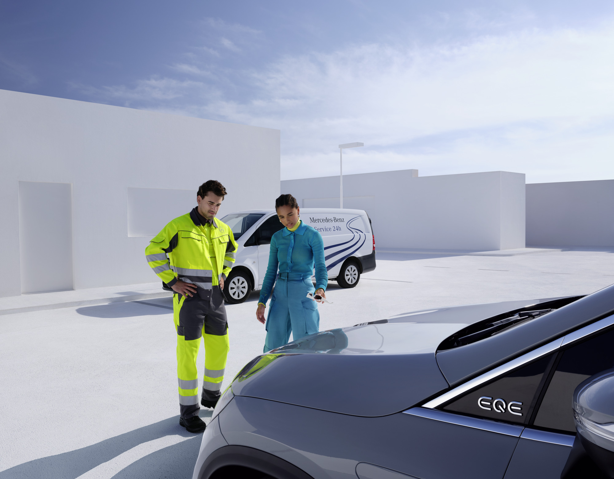 Thiệt hại và sự cố | Mercedes-Benz Người đàn ông từ Đội ngũ hỗ trợ Mercedes-Benz Service24 đứng cùng người phụ nữ trước xe Mercedes-Benz của cô ấy