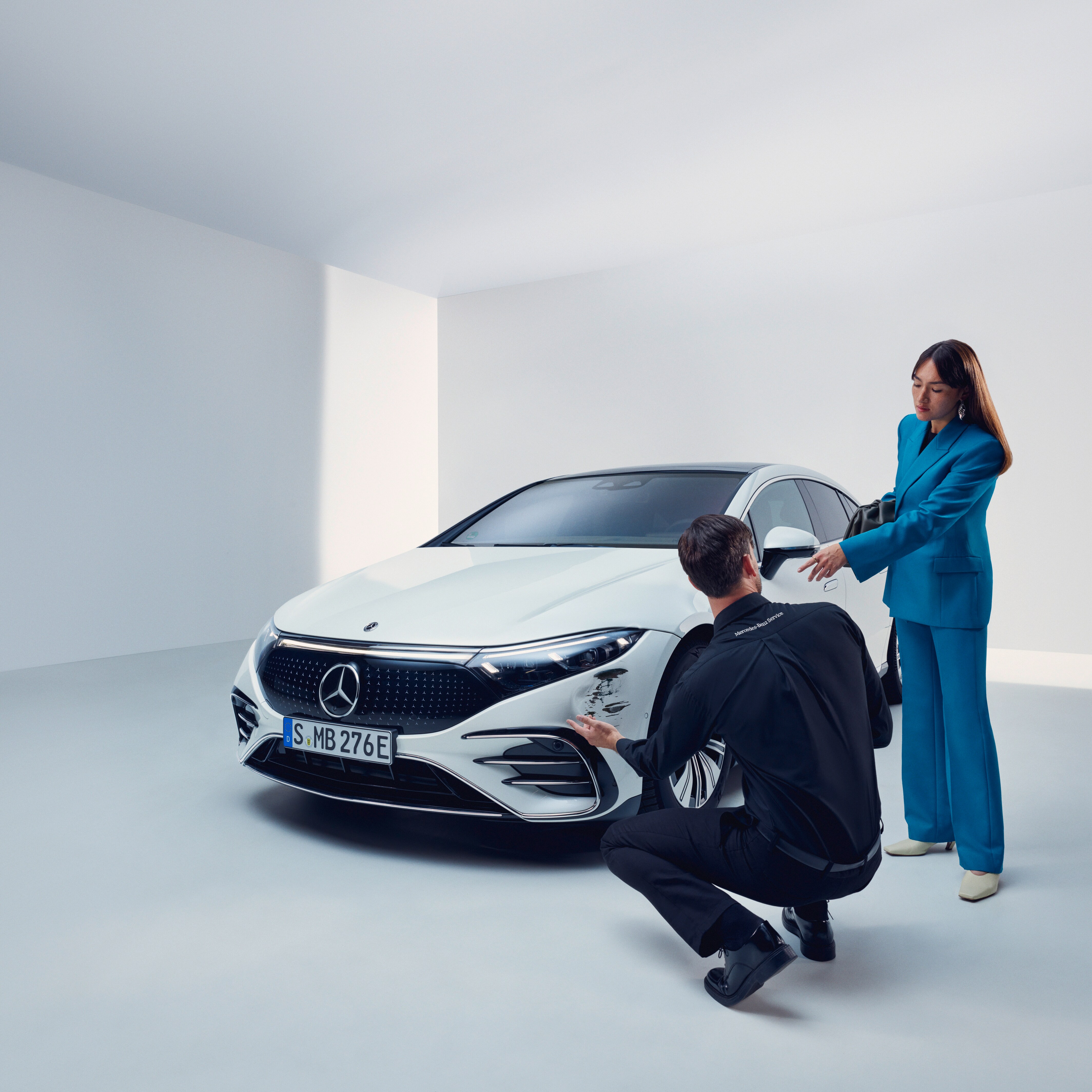 Một kỹ thuật viên đang kiểm tra xe Mercedes-Benz của một khách hàng.